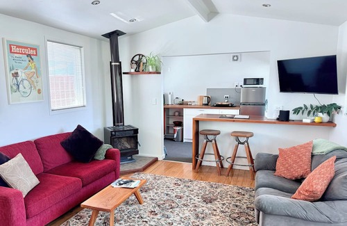 Richmond Apartment | Cosy Studio with Pool, Fire & Quirky Past – Your base to explore Tasman & Nelson