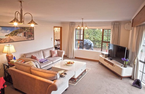 West Harbour House | Harbour & Sky View rooms, easily accessible to the Auckland CBD