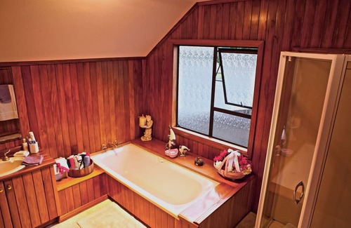 West Harbour House | Harbour & Sky View rooms, easily accessible to the Auckland CBD
