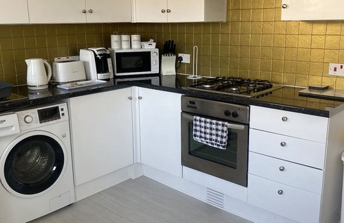 Port Talbot House | Step Free Bungalow By The Beach/Extra Wide Doorwayn2 minutes from the beach