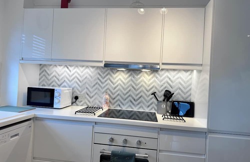 Isle of Grain Apartment | A hidden gem, just 4 minutes from the beach & lively shops & bars of Leigh Town,