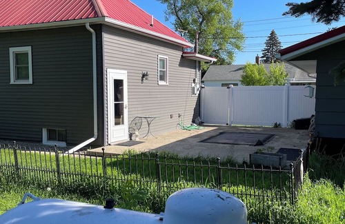 Harvey House | 3-bedroom house in tranquil Harvey with WiFi, AC. Relax and unwind