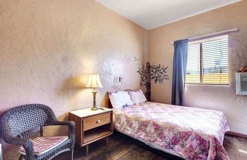 Searchlight Apartment | Charming 2-bedroom hotel suite with AC, WiFi in enchanting Searchlight
