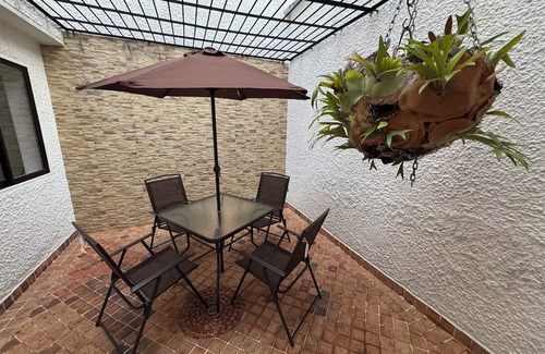 La Castellana House | Spacious 5-bedroom house in beautiful in Laureles Medellín with WiFi