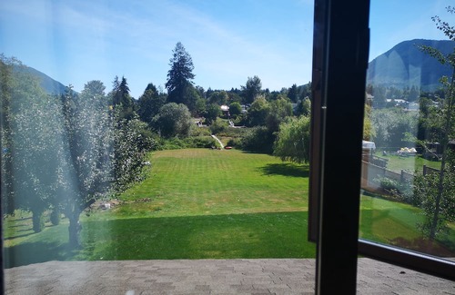 Lake Cowichan Apartment | Cozy studio with WiFi and AC in charming Lake Cowichan.