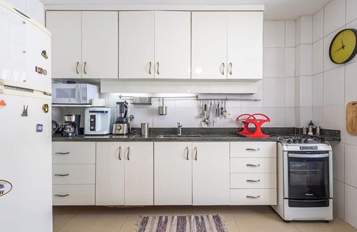 Copacabana Apartment | Penthouse Retreat with Jacuzzi & BBQ | Heart of Copacabana!