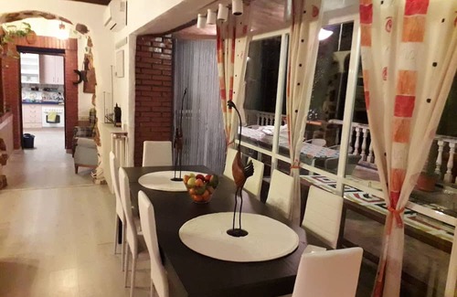 Ruidera House | House at the foot of the lagoon with pier.