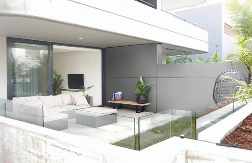 Coogee Apartment | Modern 1BR Abode w/Courtyard Steps to the Beach