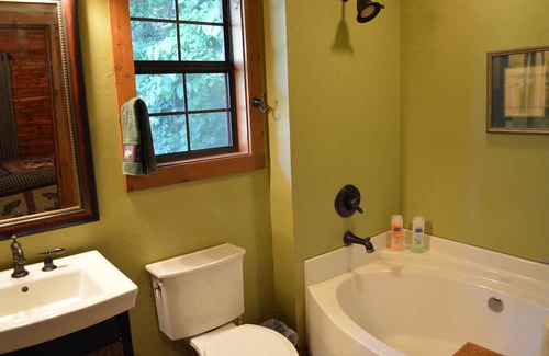 Flippin Cabin | Beautiful cedar cabin right on the Whiteriver