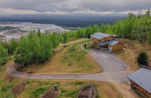Harding-Birch Lakes Cabin | 3-bedroom Log Cabin in Charming Salcha with Free WiFi, Mountain Views & Private