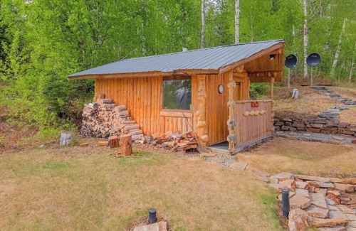 Harding-Birch Lakes Cabin | 3-bedroom Log Cabin in Charming Salcha with Free WiFi, Mountain Views & Private