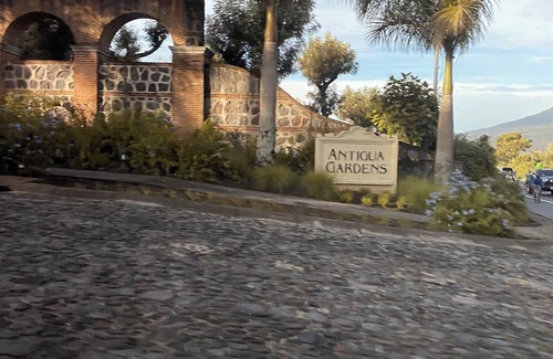 Alotenango House | Antigua Gardens nSpacious 4-bedroom house in enchanting Alotenango with WiFi