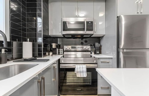 Niagara Falls Apartment | NEW Stylish 1BR wBBQ | Close to Falls | Sleeps 4!