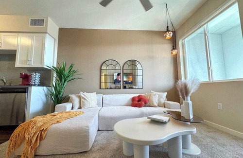 Beverly Hills Apartment | Stylish Getaway W/Pool&GYM+Parking 10 Min to Cedar