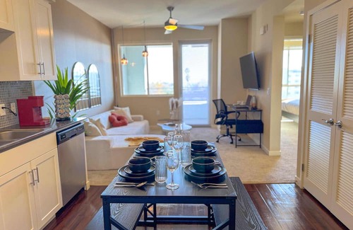 Beverly Hills Apartment | Stylish Getaway W/Pool&GYM+Parking 10 Min to Cedar