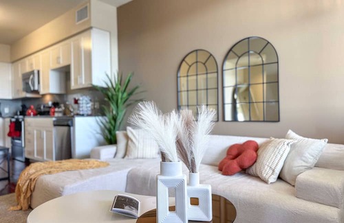 Beverly Hills Apartment | Stylish Getaway W/Pool&GYM+Parking 10 Min to Cedar