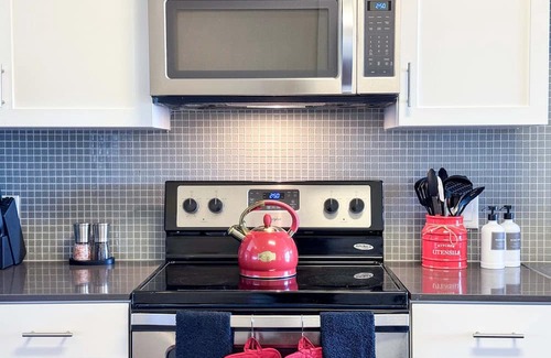 Beverly Hills Apartment | Stylish Getaway W/Pool&GYM+Parking 10 Min to Cedar