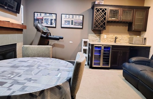 Northwest Edmonton House | Charming 2-bedroom house with WiFi, fitness room in nice Edmonton