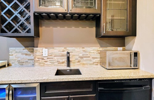 Northwest Edmonton House | Charming 2-bedroom house with WiFi, fitness room in nice Edmonton