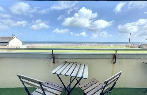 Lion-sur-Mer Apartment | Appartement face mer, avec accès direct à la plage