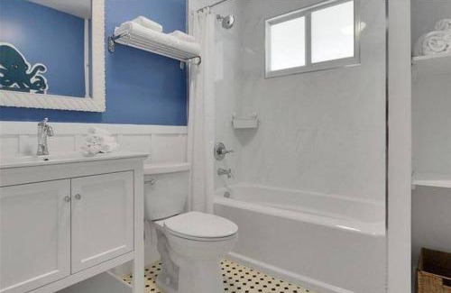 Lake Worth House | Endless Summer 2bd 2ba with beautiful outdoors