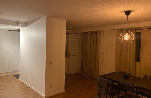 Huskvarna Apartment | Mysig 1 rok med trädgård