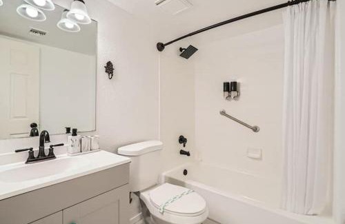 Tucson Apartment | Tucson Great: 2BR Condo with Pool & Mountain Scene