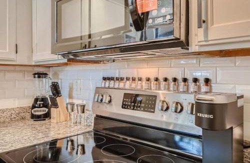 Tucson Apartment | Tucson Great: 2BR Condo with Pool & Mountain Scene