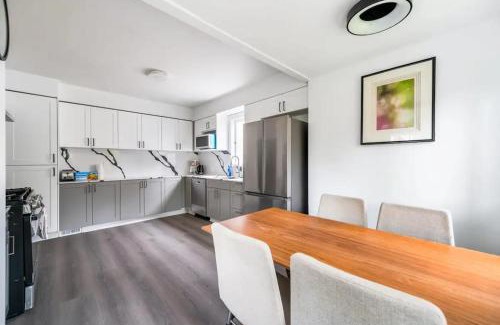 Dunbar House | Cozy bedrooms in main floor to enjoy in vancouver
