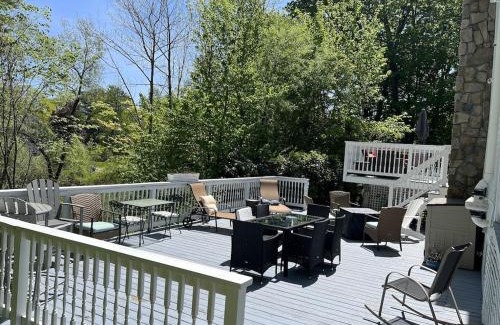 Cape Neddick House | .7 miles to the Beach, Large stunning Cape for the whole family. Three Decks.