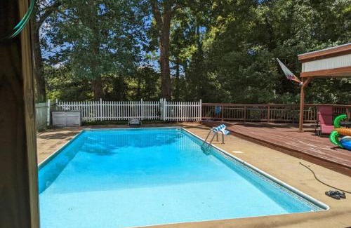 Taylors House | Cheerful 2 Bedroom House With Pool And Large Deck