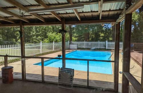 Taylors House | Cheerful 2 Bedroom House With Pool And Large Deck