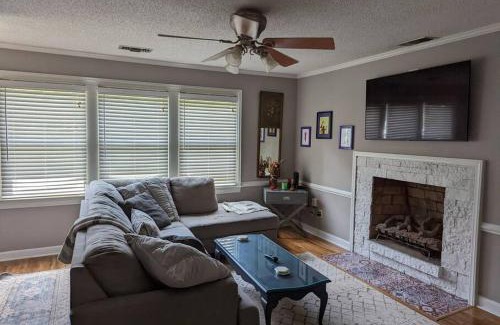 Taylors House | Cheerful 2 Bedroom House With Pool And Large Deck