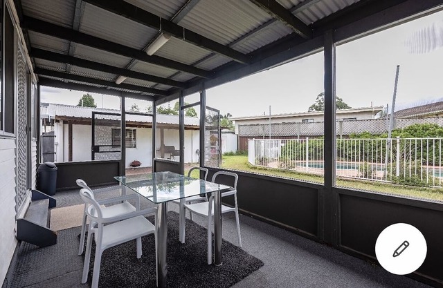 Cosy Family Home With a Pool Kingswood Three Bedroom House