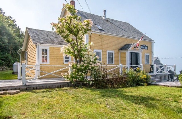 Harbour House - Halls Harbour Waterfront Getaway