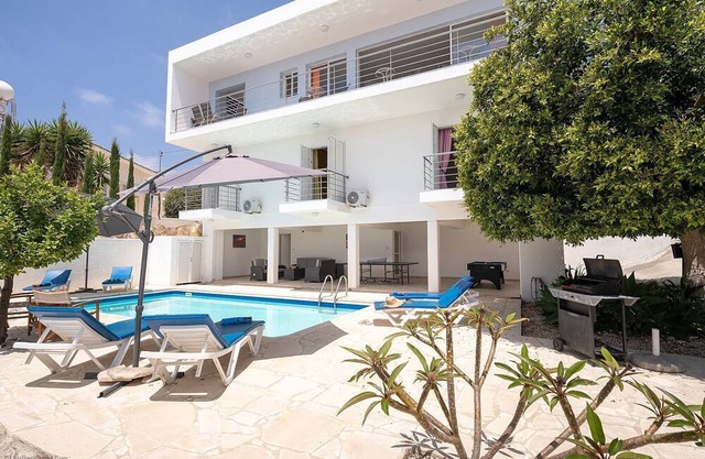 Olive Tree Villa - a villa that sleeps 6 guests in 3 bedrooms