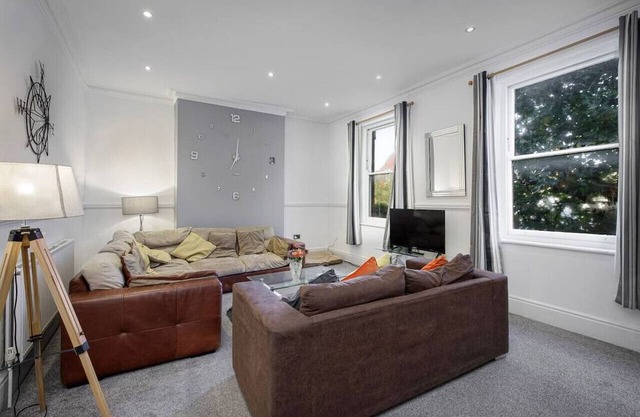 Lytham Place - Exceptionally spacious, central apartment in Lytham St Annes