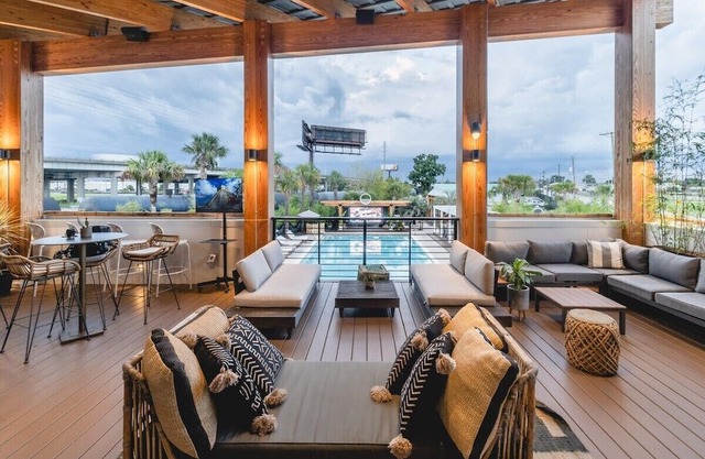 Bird Song : Recently Renovated in Mixson!