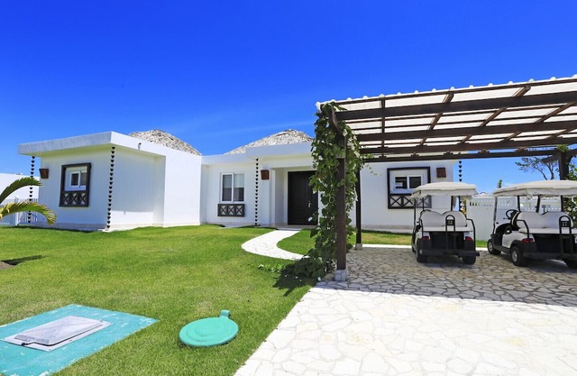 Oceanview three-bedroom villa #16