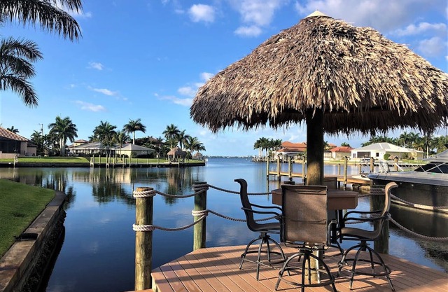 Waterfront Luxury Villa * South Facing * Pool * Jacuzzi * WiFi * Tiki Hut*