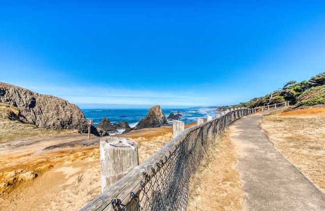 Quaint cottage in the woods 75 yards to the beach - dog-friendly, firepit & WiFi