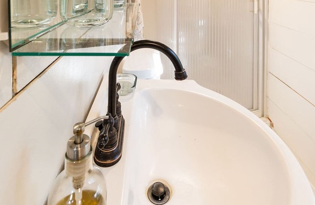 The C5 Ranch Guest House minutes from Magnolia and Baylor with pool and hottub