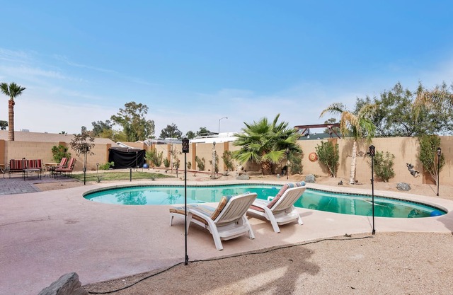 House, pool, Tempe Marketplace and Cubs new stadium area. Convenient location.