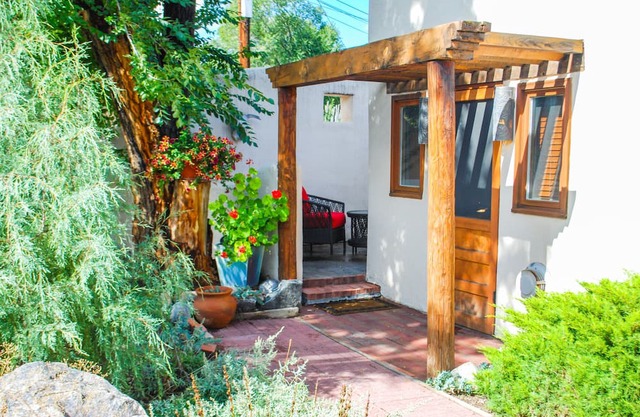 La Posada de Taos Casita, 2 block stroll to Plaza, Wifi, private patio and quiet