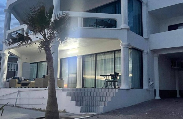 10 bdrm 5 kitchen Rent 6 bdrm Main House @ base price or add more casitas