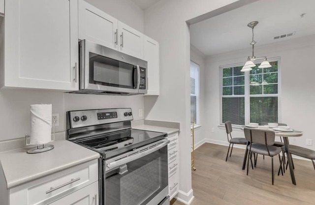 Upscale 2BR Suite Mins Downtown Raleigh