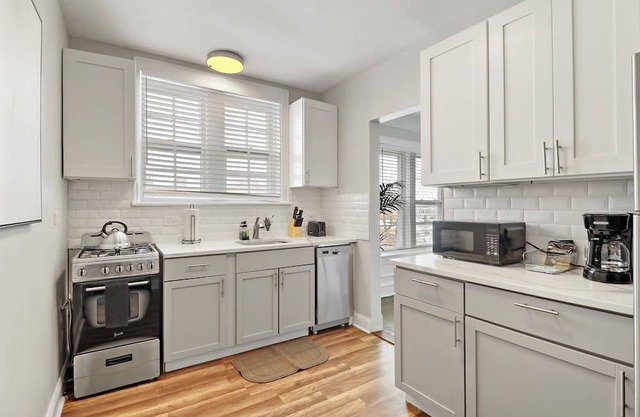 Skokie 2BR Apt - Bright & Central