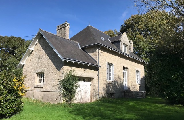 8 minutes by bike from the beach House in a wooded park in the heart of the village of Combrit