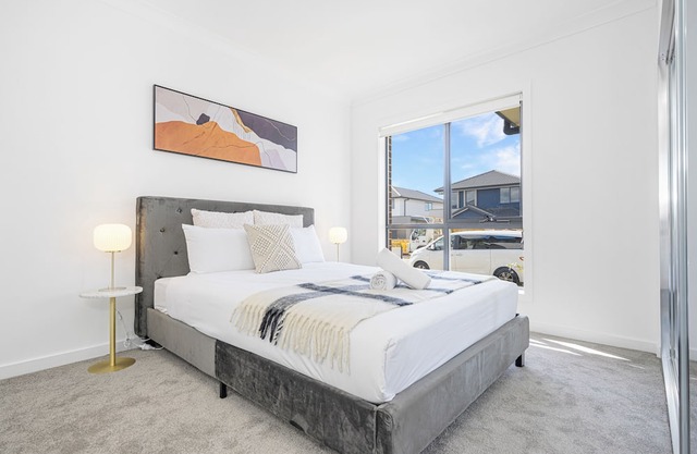 Leppington 5Br house near Woolworths/Tran station