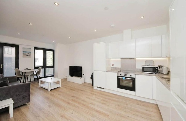 Modern Comfort: Seven Stays Broadoaks